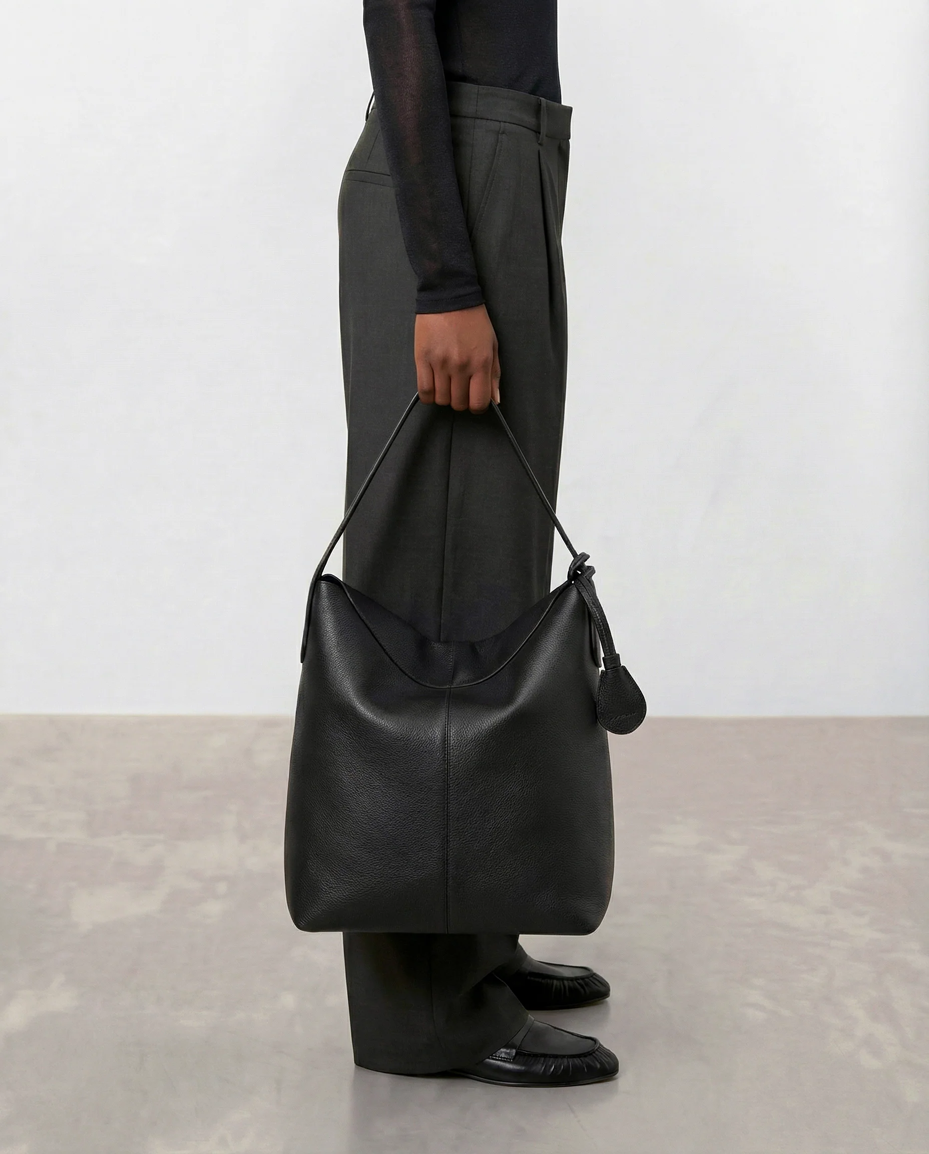 Alda Grande Shoulder Bag Grained Leather Black - Image 2