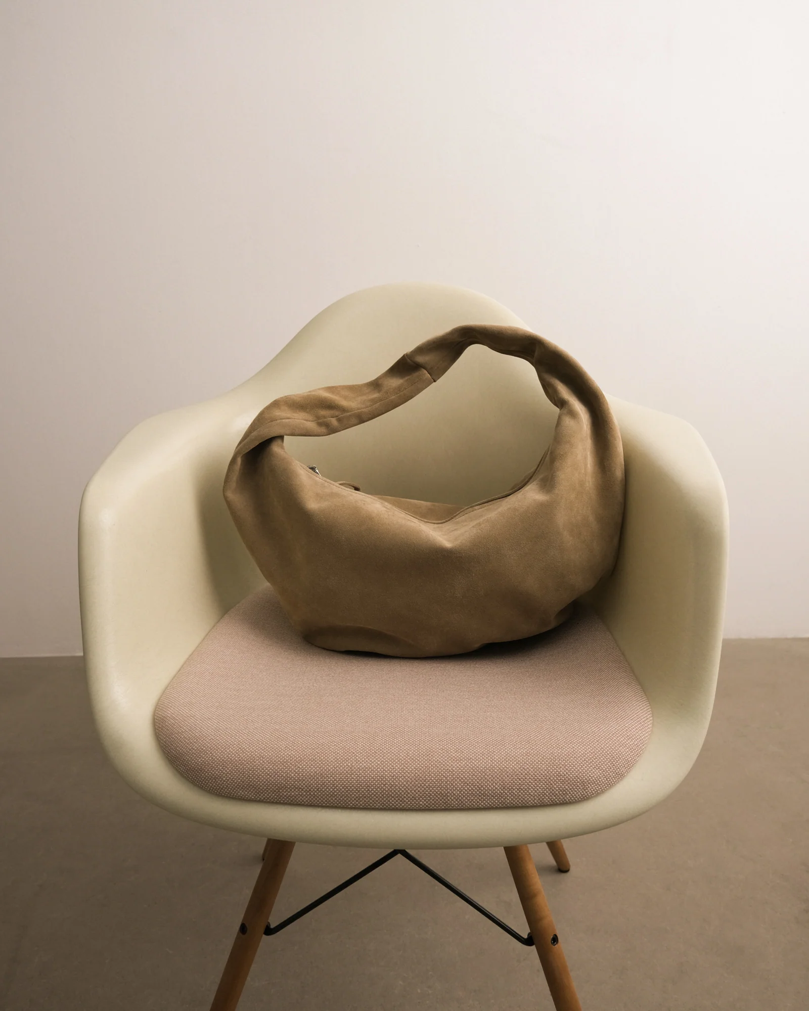Alva Shoulder Bag Suede Sand - Image 7