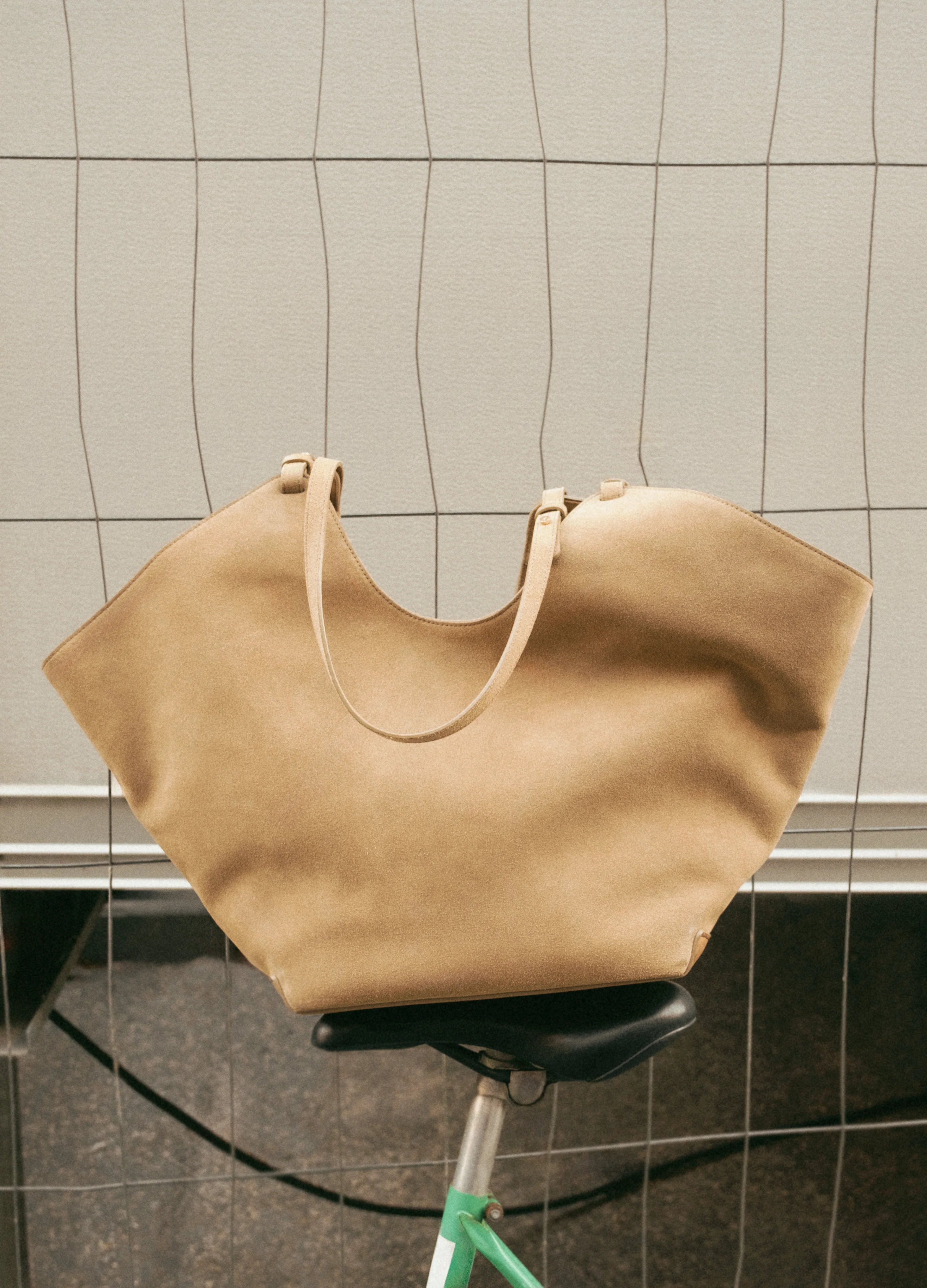 Dahlia Tote Bag Suede Sand - Image 7