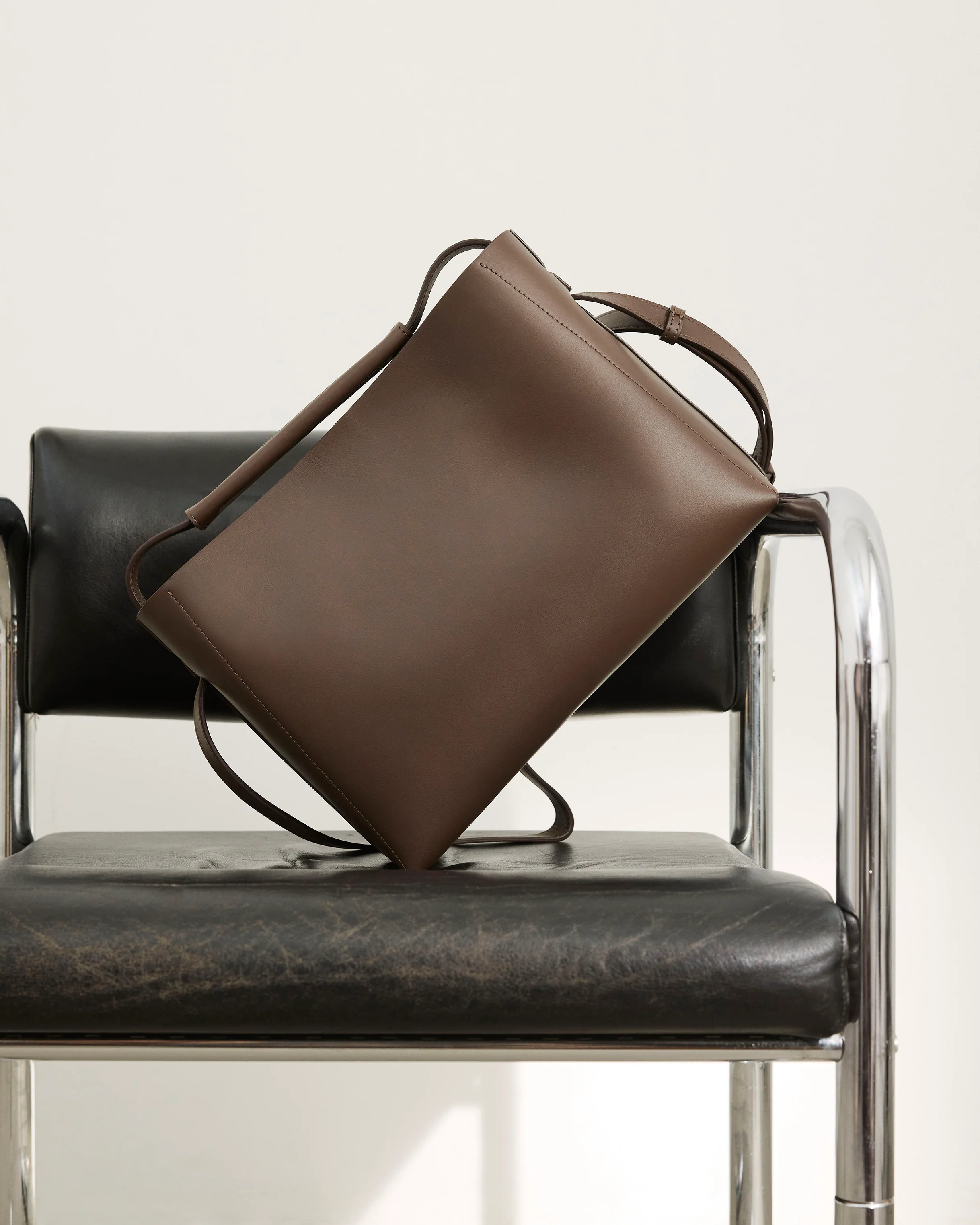 Hedda Grande Handbag Leather Chocolate - Image 8