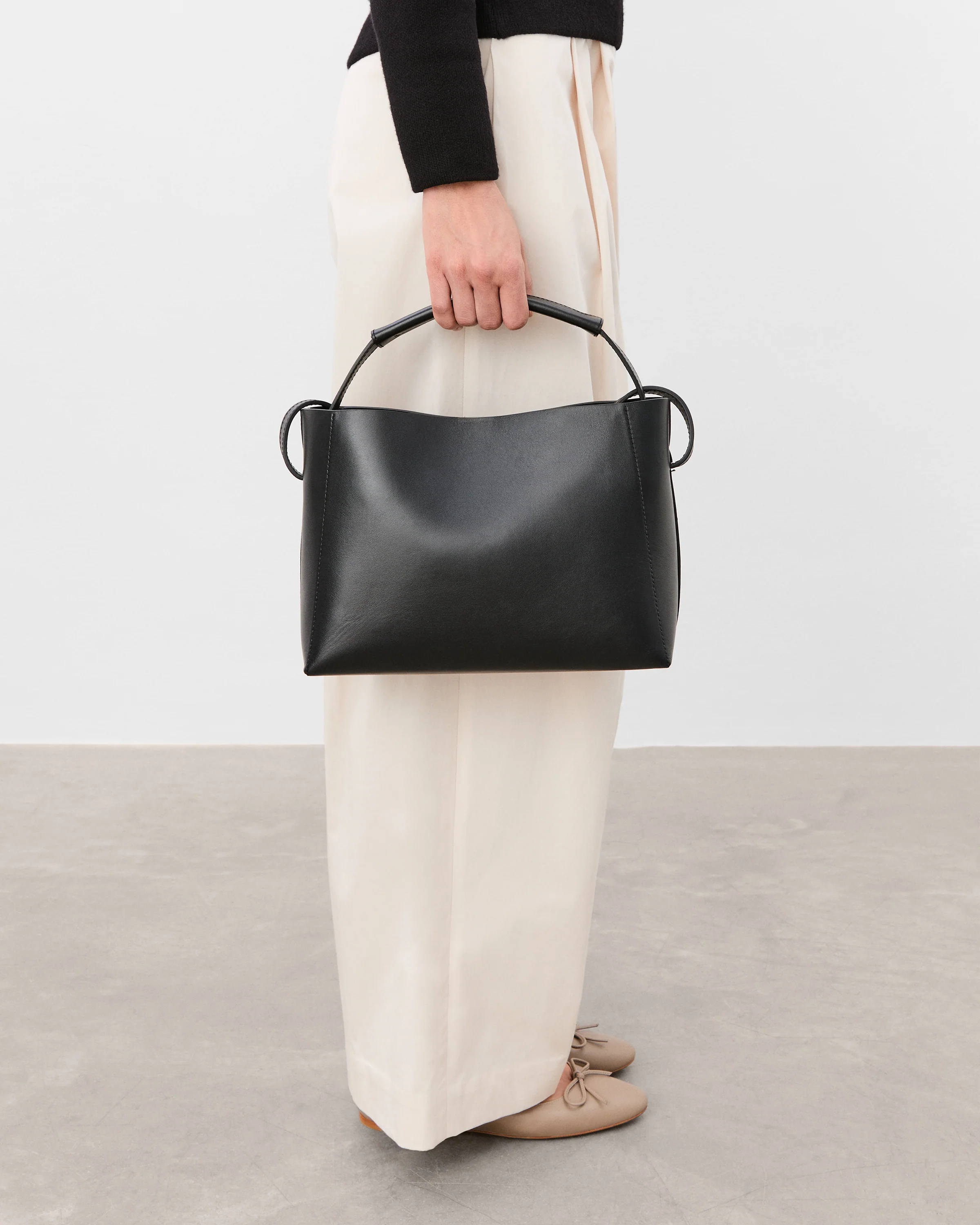 Hedda Midi Handbag Leather Black - Image 3