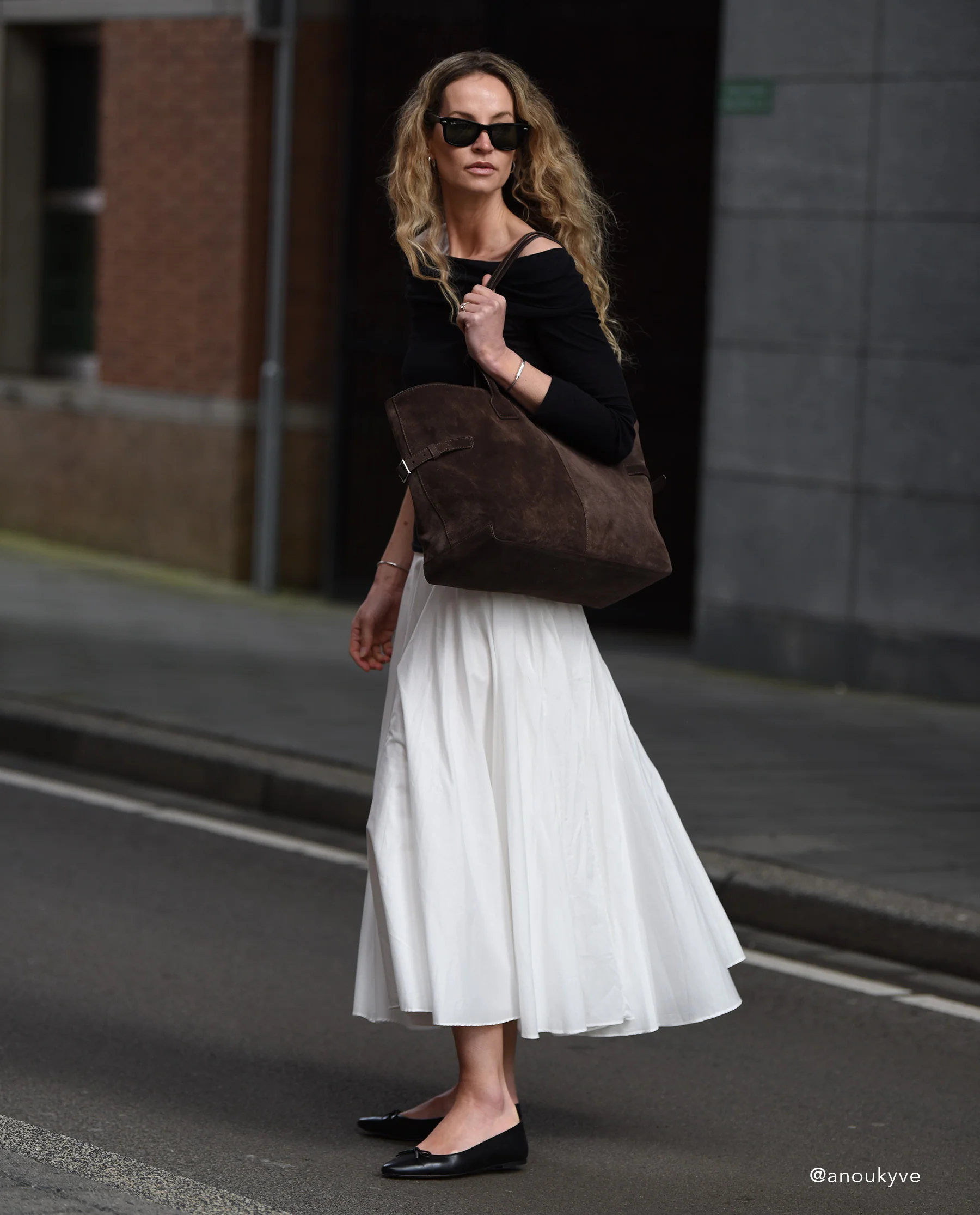 Lesley Tote Bag Suede Chocolate - Image 10